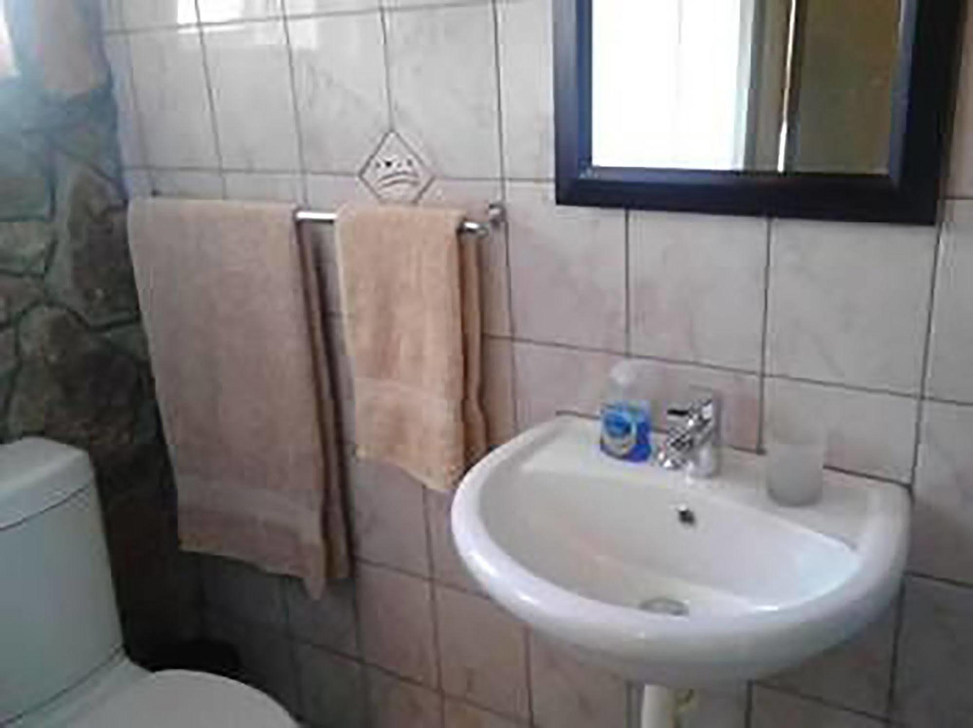 A New Earth Guest Lodge Francistown Eksteriør billede
